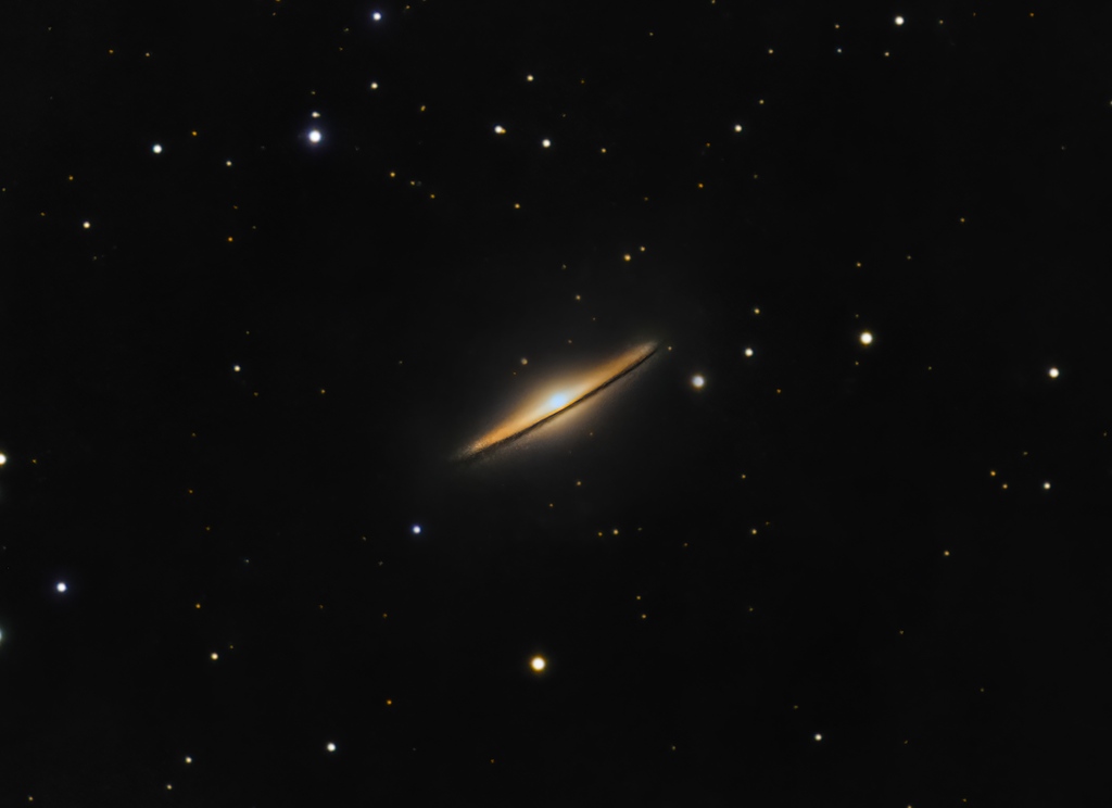 MackMurdoc's tweet photo. “M104 The Sombrero Galaxy
This is the farthest object I have shot to date. The Sombrero Galaxy is 29.3 million light-years away located deep within the constellation of Virgo. This galaxy is actually quite small in comparison to our own Milky Way galaxy and other galaxies. #space https://t.co/r8vISXGI5h