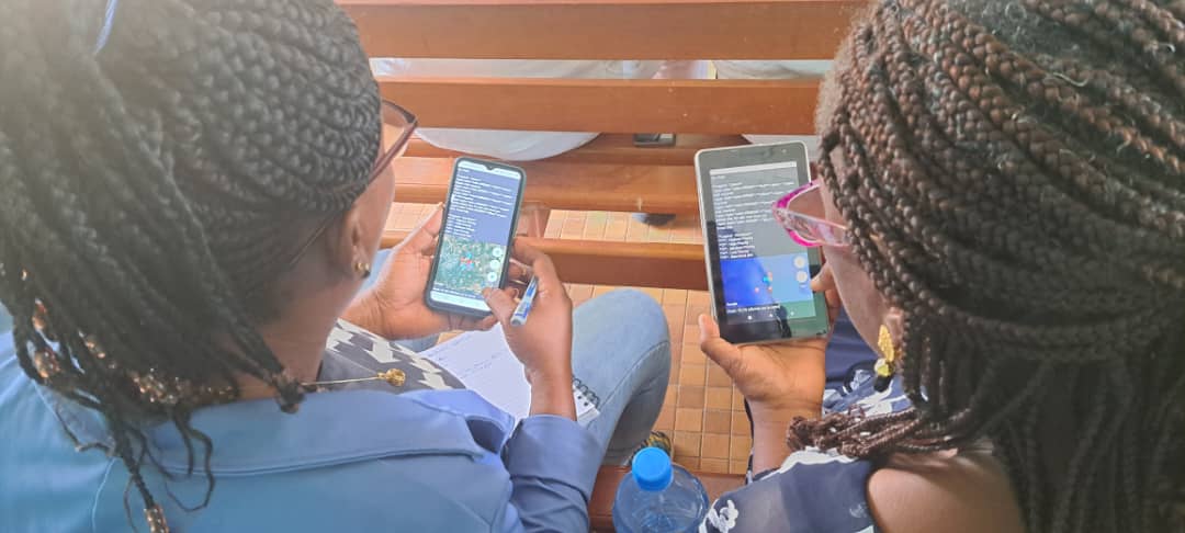 WHOAFRO's tweet photo. Teams in the field will now visualize health units &amp; surveillance sites from their phones, &amp; visit those accordingly. The tool will be used in other countries, enabling health workers, data &amp; surveillance focal points to optimize search for potential #polio cases. https://t.co/mYsehh4Stw