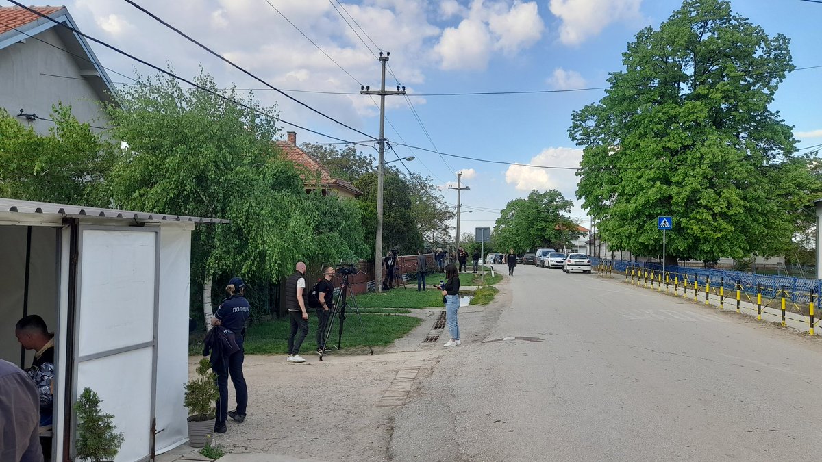 djvujovic's tweet photo. Tragovi krvavog pohoda u selu Dubona kod Mladenovca vidljivi su na svakom koraku, prisutan veliki broj novinarskih ekipa i policij @novabh https://t.co/tbUoVLSpH0