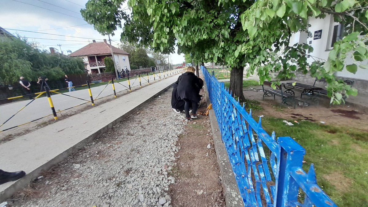 djvujovic's tweet photo. Tragovi krvavog pohoda u selu Dubona kod Mladenovca vidljivi su na svakom koraku, prisutan veliki broj novinarskih ekipa i policij @novabh https://t.co/tbUoVLSpH0