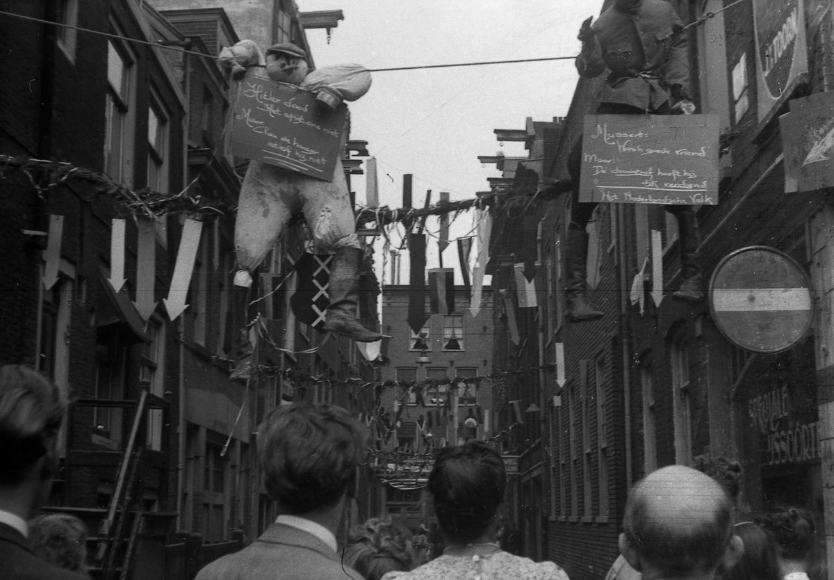 Many years ago I found some old negatives at Waterlooplein flea market, hundreds of photos.
Unique photos of the war &amp; liberation.
I'll share a few of these, never before published (except online by me) pictures here.

Hitler &amp; Mussert dolls hanging.
Akoleienstraat.
🧵
