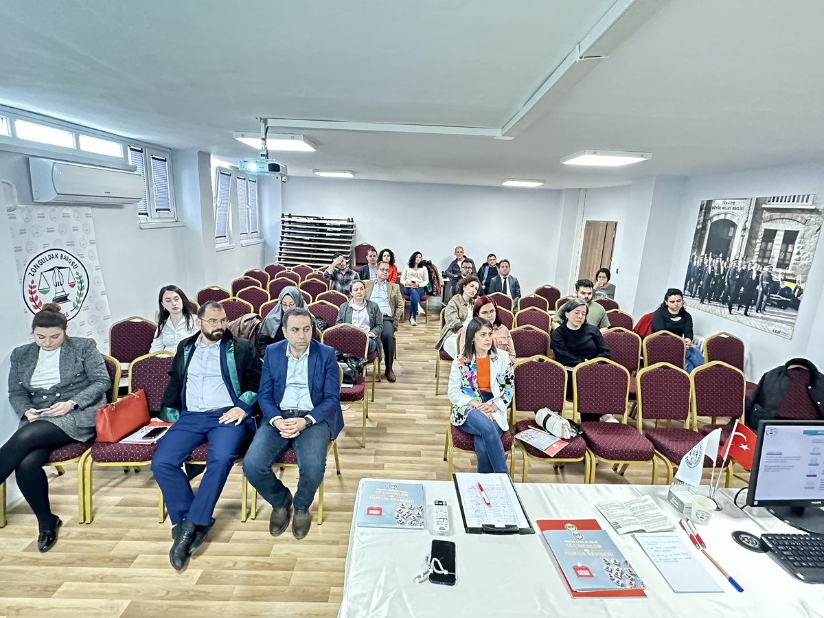 TurkerKapkac's tweet photo. Yönetim Kurulu Üyelerimiz Av.Buket YAVUZ GÜNGÖR ve Av.Özden GÜNDÜZ HAZOĞLU tarafından Baromuz toplantı salonunda  Sandık ve Seçim Güvenliği Eğitimi verildi. https://t.co/75ad8gKwwd