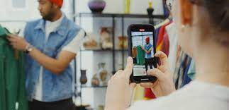 El live shopping es una estrategia de venta que se basa en transmisiones en vivo o en streaming en plataformas como redes o YouTube, con el objetivo de mostrar los beneficios de un producto, servicio de forma auténtica que conecte con la audiencia interesada con la oferta.