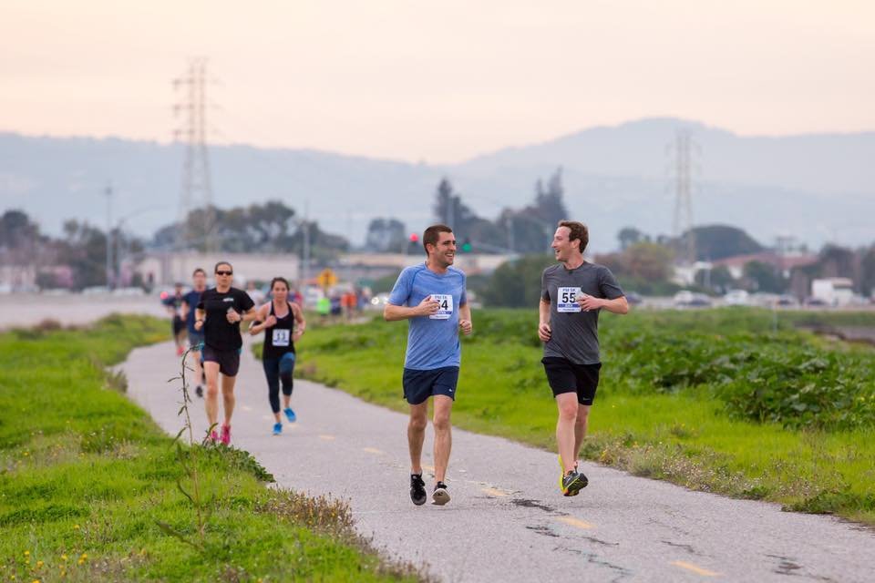 tjrun04's tweet photo. El fundador y CEO de Facebook, Mark Zuckerberg, mostró su espíritu deportivo al correr la carrera de 5 kilómetros "Stanford Medicine My Heart Counts 2023" a sus 38 años de edad. https://t.co/pq0AmmgLZV