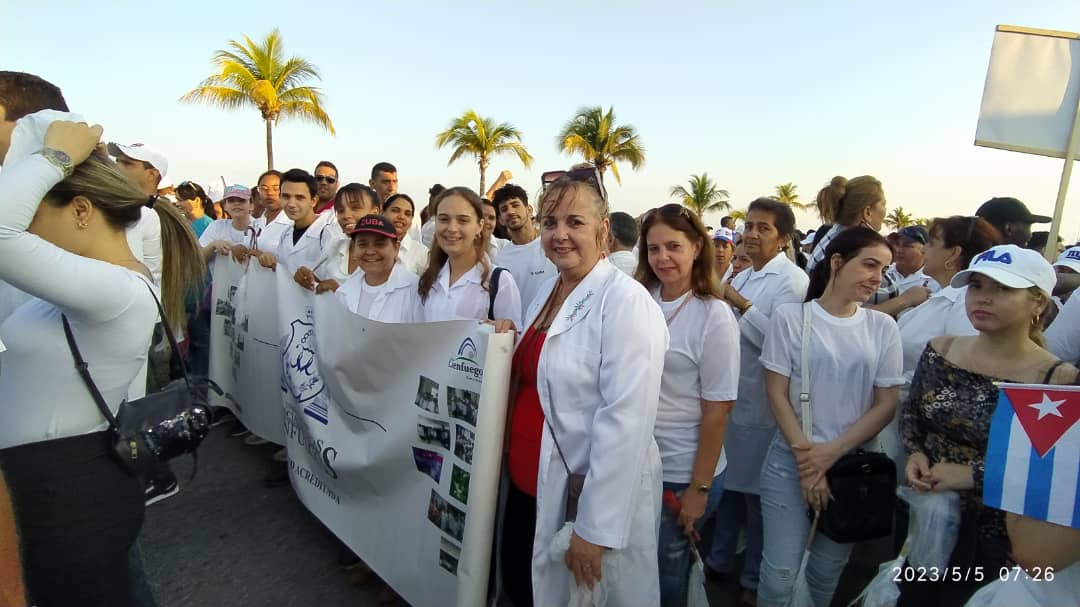 #UnaMejorJuventud es posible y nuestra FEU, junto al pueblo trabajador, lo demuestra en esta jornada de celebración. 

El sector de la Salud y el de la Juventud fueron los primeros en desfilar, y claramente, en medio de ellos se encuentra la UCM-CFGS.

#ALaPatriaManosYCorazon