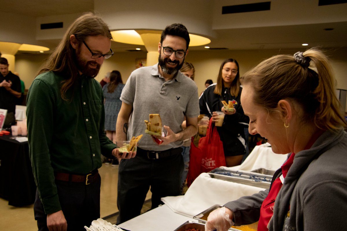 Yesterday <a href="/JoshM_ISU/">Josh Mlot</a> and I got to sample smoothie bowls and cannellini bean green goddess dip from the team at @EventsFoodISU at Nutri-Fest! 🤤
The chefs and dieticians at <a href="/IllinoisStateU/">Illinois State</a> make it easy—and tasty!—to eat healthy foods.