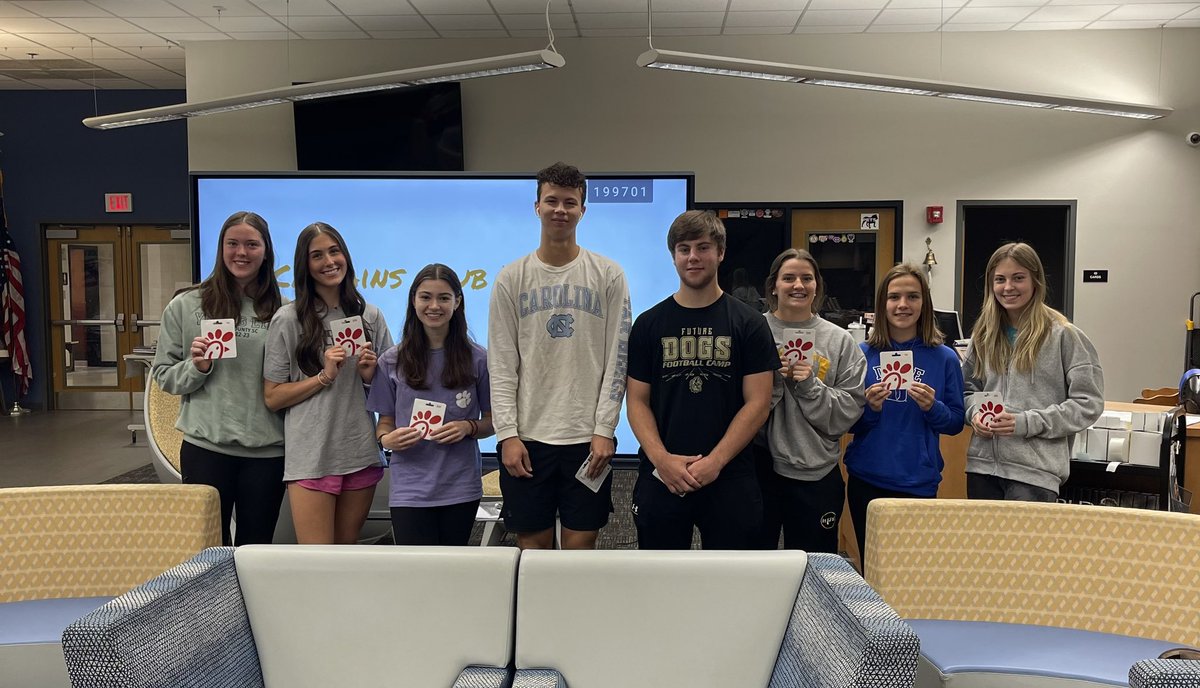 bulldogsofphs's tweet photo. The Captains Club finished up another great year earlier this week. Thanks to a great group of student-athletes for buying in and being willing to stretch themselves. #LeadDogs #GrowthMindset @PendletonHigh @AndersonSD4 @DChrisA4 @SCHSL @miltlowder https://t.co/EekxO0AFP5