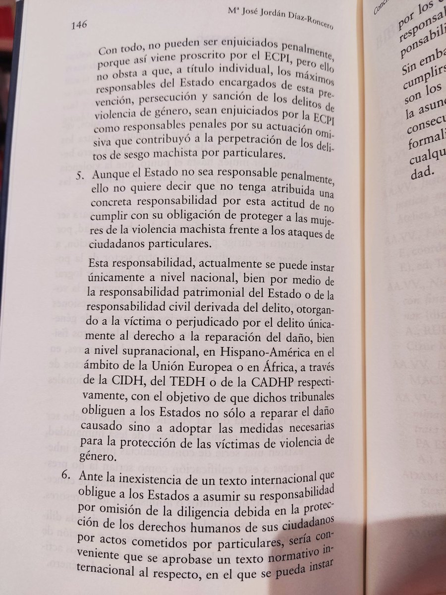 GDomenechP's tweet photo. "La calificación de los delitos de violencia de género como crímenes de lesa humanidad"

Ahí estamos. https://t.co/cxaTlh76O4
