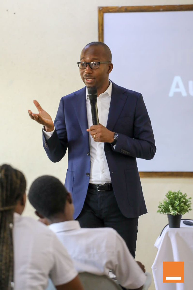 AssimiDiero's tweet photo. Merci à l'Université de l'Unité Africaine de m'avoir donné l'opportunité de partager mon expérience professionnelle avec les étudiants. Nous avons eu une discussion passionnante sur les défis et opportunités du monde professionnel.Hâte de voir ces leaders de demain en action! https://t.co/ua0zfDzsWa
