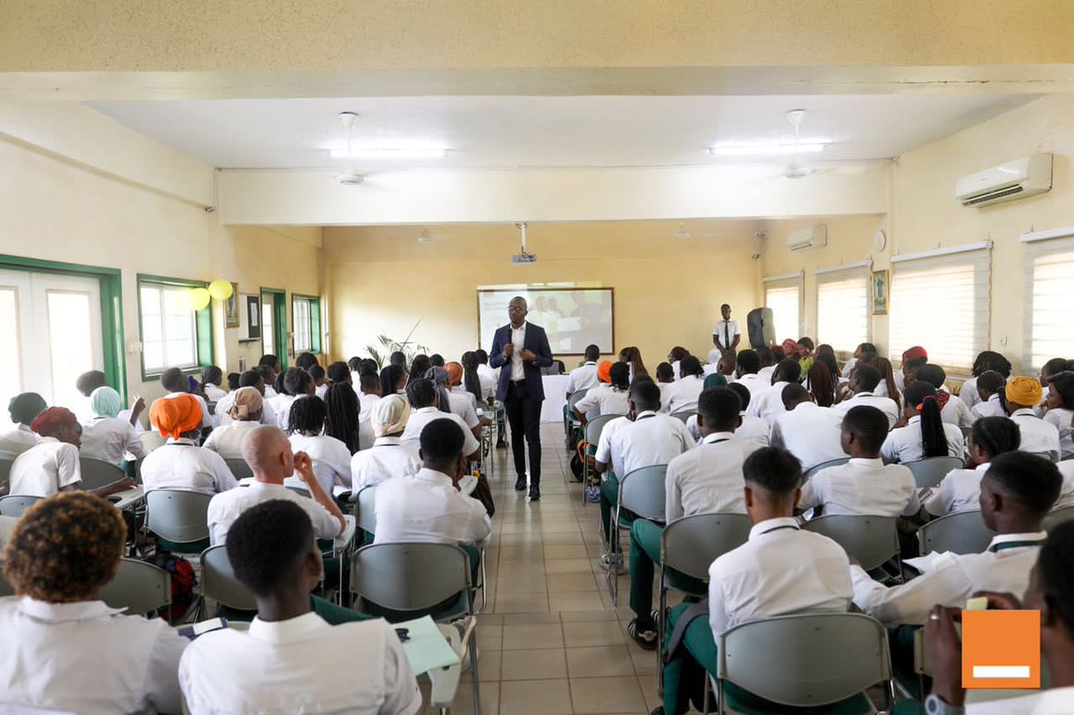 AssimiDiero's tweet photo. Merci à l'Université de l'Unité Africaine de m'avoir donné l'opportunité de partager mon expérience professionnelle avec les étudiants. Nous avons eu une discussion passionnante sur les défis et opportunités du monde professionnel.Hâte de voir ces leaders de demain en action! https://t.co/ua0zfDzsWa
