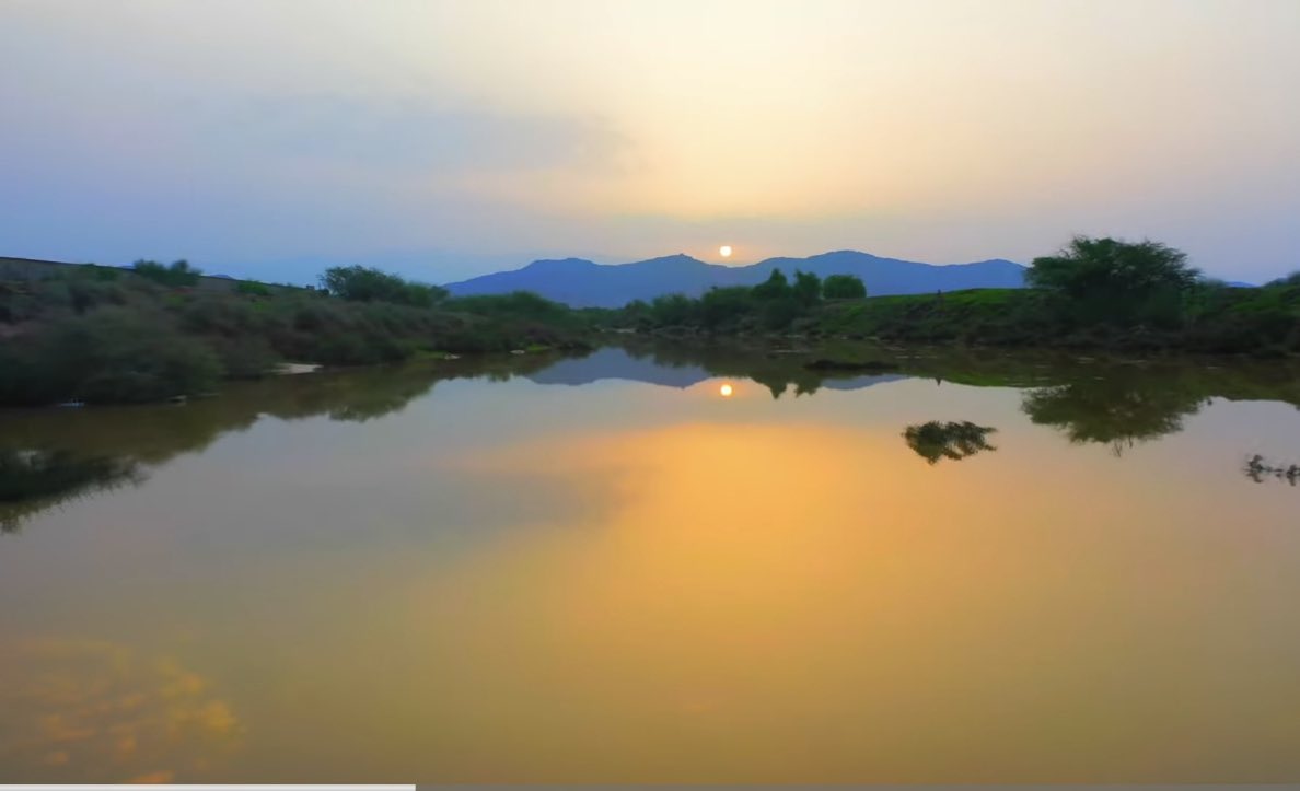 إلى روح رفيق الدرب حمود بن حسين كريري (رضوان الله عليه)

يا أرض جازان يا أنس المحبينا
لا البعد يغني ولا الأسفار تنسينا
يا ساري البرق مسِ الوادي واسقِ به
خضر الروابي على شطآن وادينا
 ويا نسيم الصَبا بلغ أحبتنا
إنا على العهد مازلنا محبينا
يا أعذب الحب أيام الصِبا عبرت
لكنها لم تزل