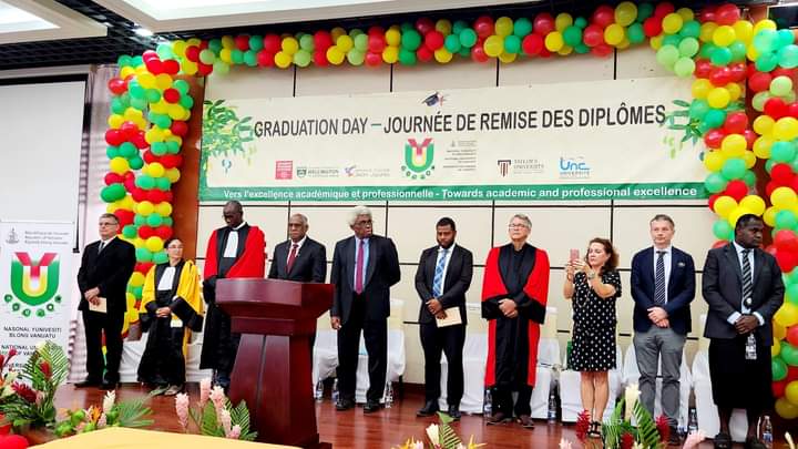 📢Retour en images sur la remise des diplômes de Licence AES et de Master SES au Vanuatu, lors de la cérémonie organisée par l'Université Nationale de Vanuatu 🎓
L'occasion de faire le bilan de 10 années d'alliance entre #UTCapitole et le Vanuatu 👉bit.ly/3ny25Il