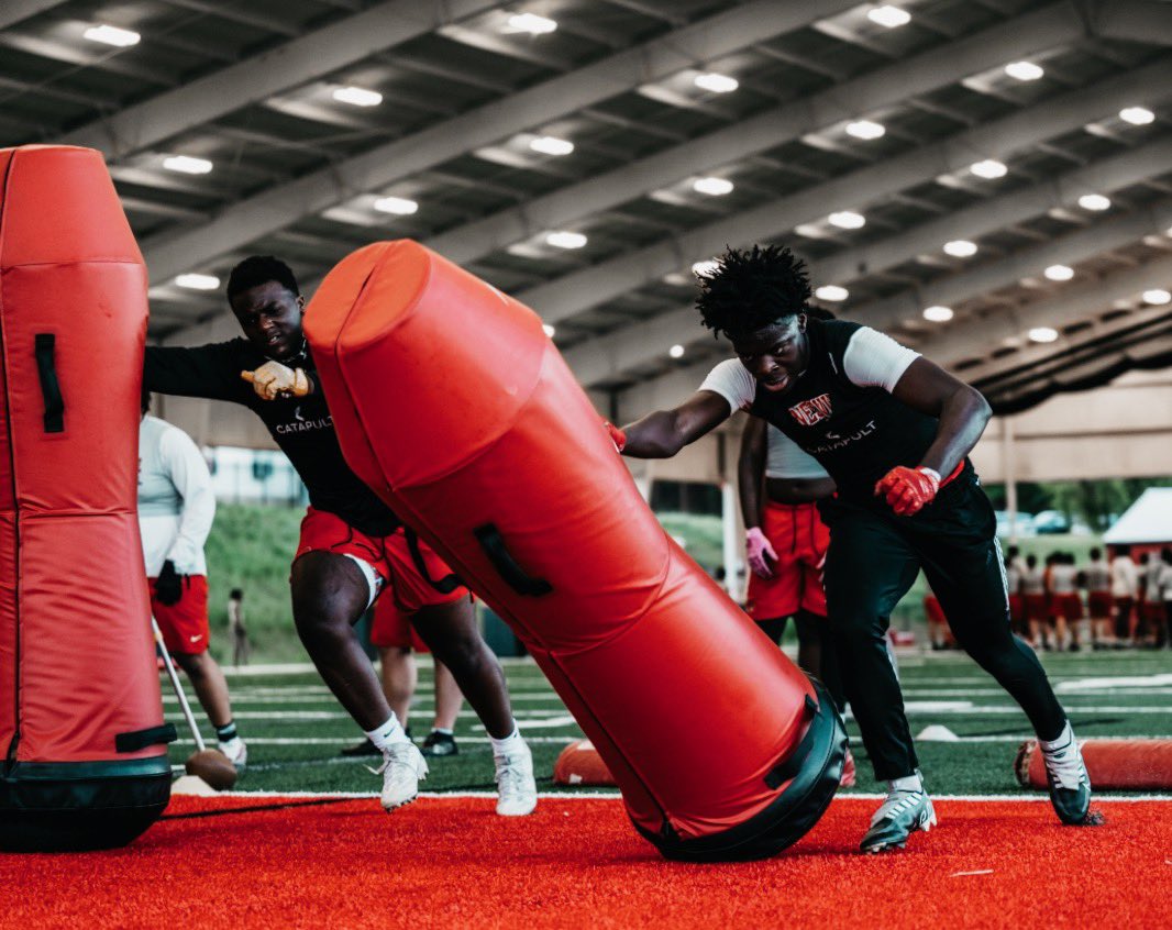 RedElephant_FB's tweet photo. “To develop a group of young men with a high level of mental fortitude, while relentlessly Chas1ng the Standard of Best” ~ @CoachK_Smith 

#DAWG   |   #DevelopementU https://t.co/gzpVaEojNf