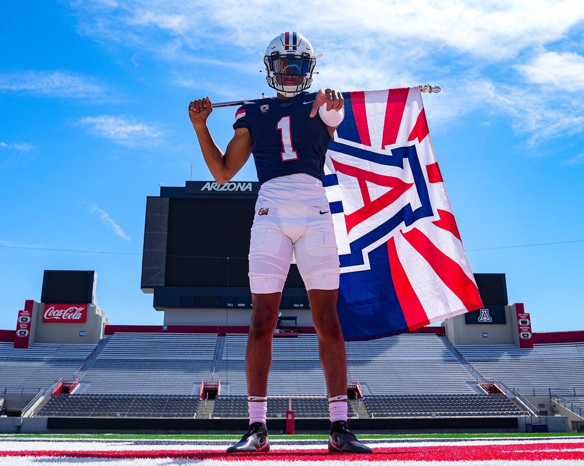 dermaricus1's tweet photo. After a great conversation with
@CoachJimmieD I am blessed to receive an offer to The University of Arizona 🐻⬇️ @EtiwandaFB @Ballhawk__8 @brennanpcarroll @jreyes05_ @GregBiggins @3dqb_SoCal @Pcoachdub1 @BrandonHuffman https://t.co/wrLXqunj0i
