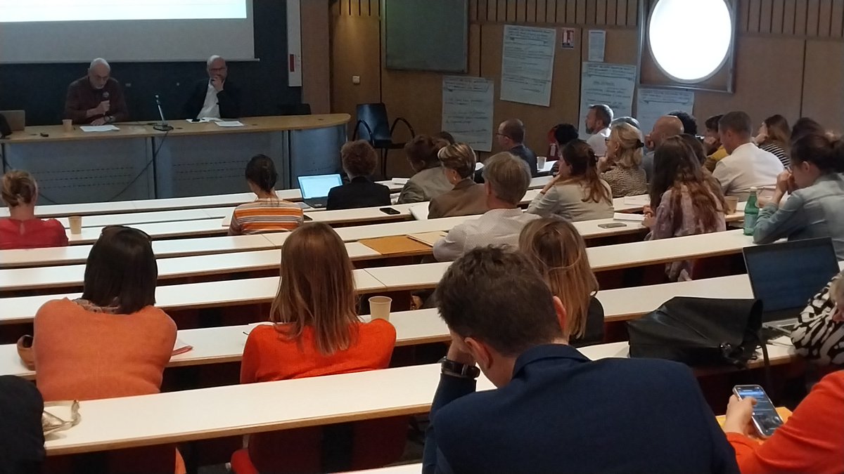 Colinconu's tweet photo. @RegisGuyon introduit  Gérard Neyrand lors du #séminaire  des #citeseducatives afin d'apporter le regard de la #recherche sur la #parentalite @vaulxenvelin69  @academielyon @EAFC_Lyon @lea_ife #eafc https://t.co/qHTvX7bZ3R