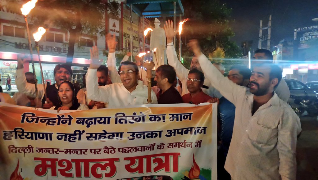DrSushilKrGupta's tweet photo. आज सोनीपत में सामाजिक संगठनों के द्वारा देश की बेटियों व देश के पहलवानों के समर्थन में तथा यौन शोषण अपराधी, WFI के अध्यक्ष व BJP के सांसद ब्रजभूषण शरण के विरोध में निकालें जा रहे #मशाल_मार्च में हिस्सा लिया।
हम देश की बेटियों के साथ,
हम देश के पहलवानों के साथ।
#WrestlersProtest https://t.co/vOsMnbw2B4
