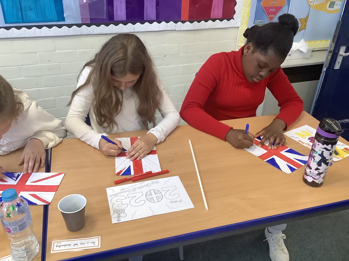 After our picnic fell victim to the rain, we didn’t let it dampen our Coronation spirits! 🦊🇬🇧