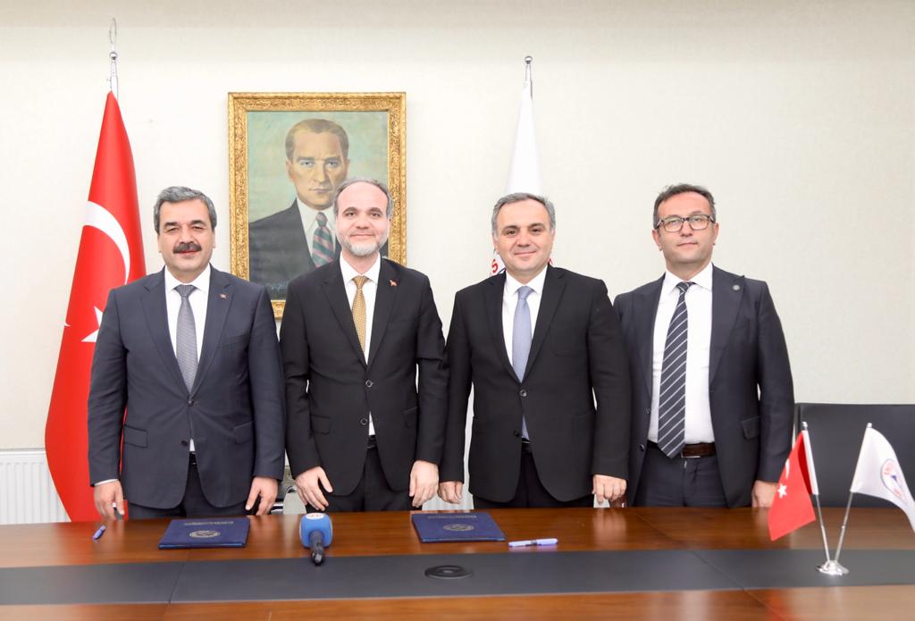ProfFatihAltun's tweet photo. Anadolu Üniversiteler Birliği (AÜB) Dönem Toplantısın Dönem Başkanlığı görevini devralmış bulunmaktayız. Bizleri göreve layık gören birlik üyelerine ve dönem başkanlığı görevini devreden Sivas Bilim ve Teknoloji Üniversitesi Rektörü Prof. Dr. Mehmet Kul’a teşekkür ederim. https://t.co/SQOPc1V1io