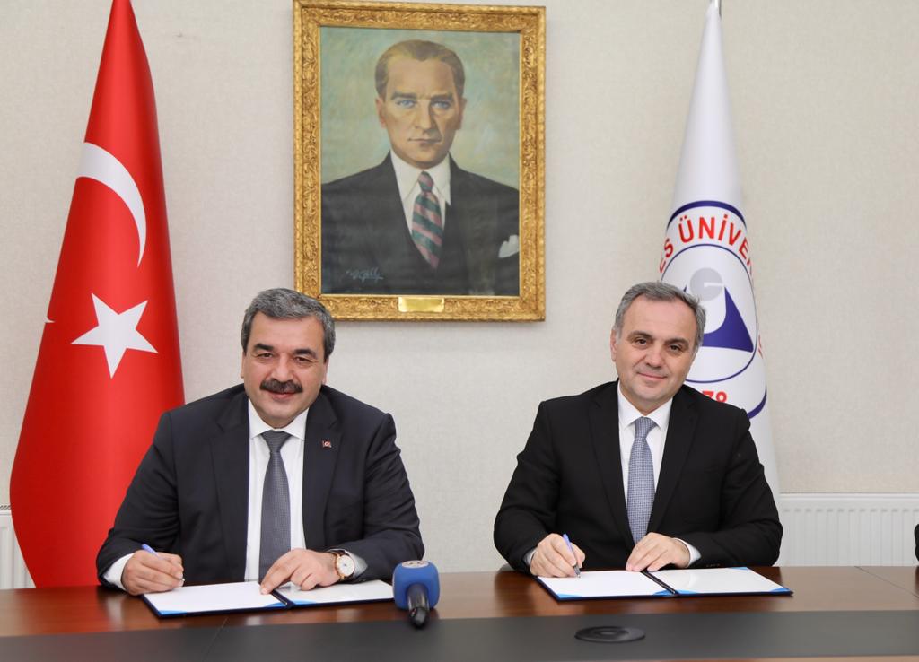 ProfFatihAltun's tweet photo. Anadolu Üniversiteler Birliği (AÜB) Dönem Toplantısın Dönem Başkanlığı görevini devralmış bulunmaktayız. Bizleri göreve layık gören birlik üyelerine ve dönem başkanlığı görevini devreden Sivas Bilim ve Teknoloji Üniversitesi Rektörü Prof. Dr. Mehmet Kul’a teşekkür ederim. https://t.co/SQOPc1V1io