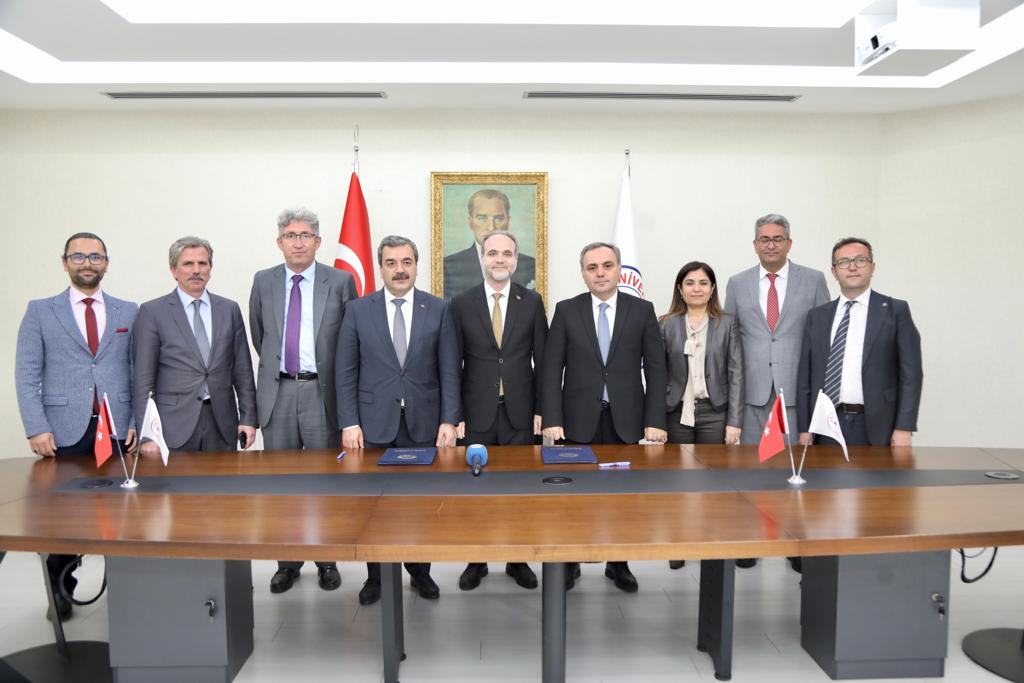 ProfFatihAltun's tweet photo. Anadolu Üniversiteler Birliği (AÜB) Dönem Toplantısın Dönem Başkanlığı görevini devralmış bulunmaktayız. Bizleri göreve layık gören birlik üyelerine ve dönem başkanlığı görevini devreden Sivas Bilim ve Teknoloji Üniversitesi Rektörü Prof. Dr. Mehmet Kul’a teşekkür ederim. https://t.co/SQOPc1V1io