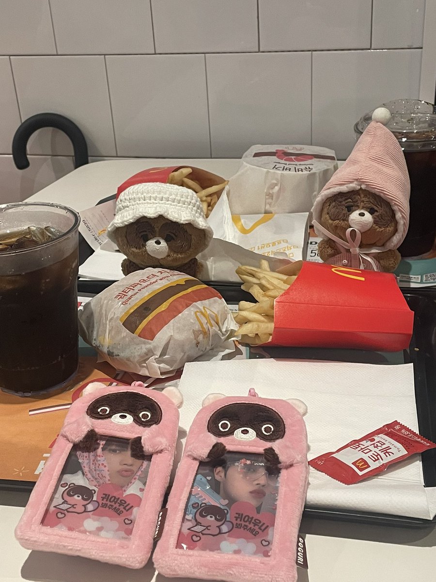 ssun_azam's tweet photo. 웅니… 우리 오랜만에 만나서 너무 조아떠…😍 떠누 닮은 너구리 잔뜩 사오고 ㅋㅋㅋ 떤민수 카페도 가구… 떠누 가득, 사랑가득한 하루 보냈자나… 헤헤 🖤
사랑 가득가득 받아서 또 행복해!! 🖤 너무너무 좋고 행복한 하루였어 희희 우리 오래보자~! 🫶💕
#ㄷㅂㅇㅈ #김선우_맛있는걸내가놔둘리가 https://t.co/darCt0Irky
