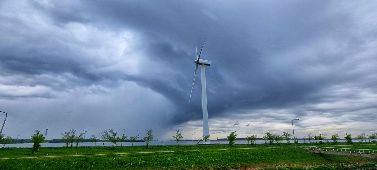 johan_klos's tweet photo. Goedemiddag je zal maar in deze #regenbui maar is wel zou het een #selfcloud kunnen zijn #weerfoto bij de #volkerak 🙋♀️🙋 https://t.co/4H5PDGj32U