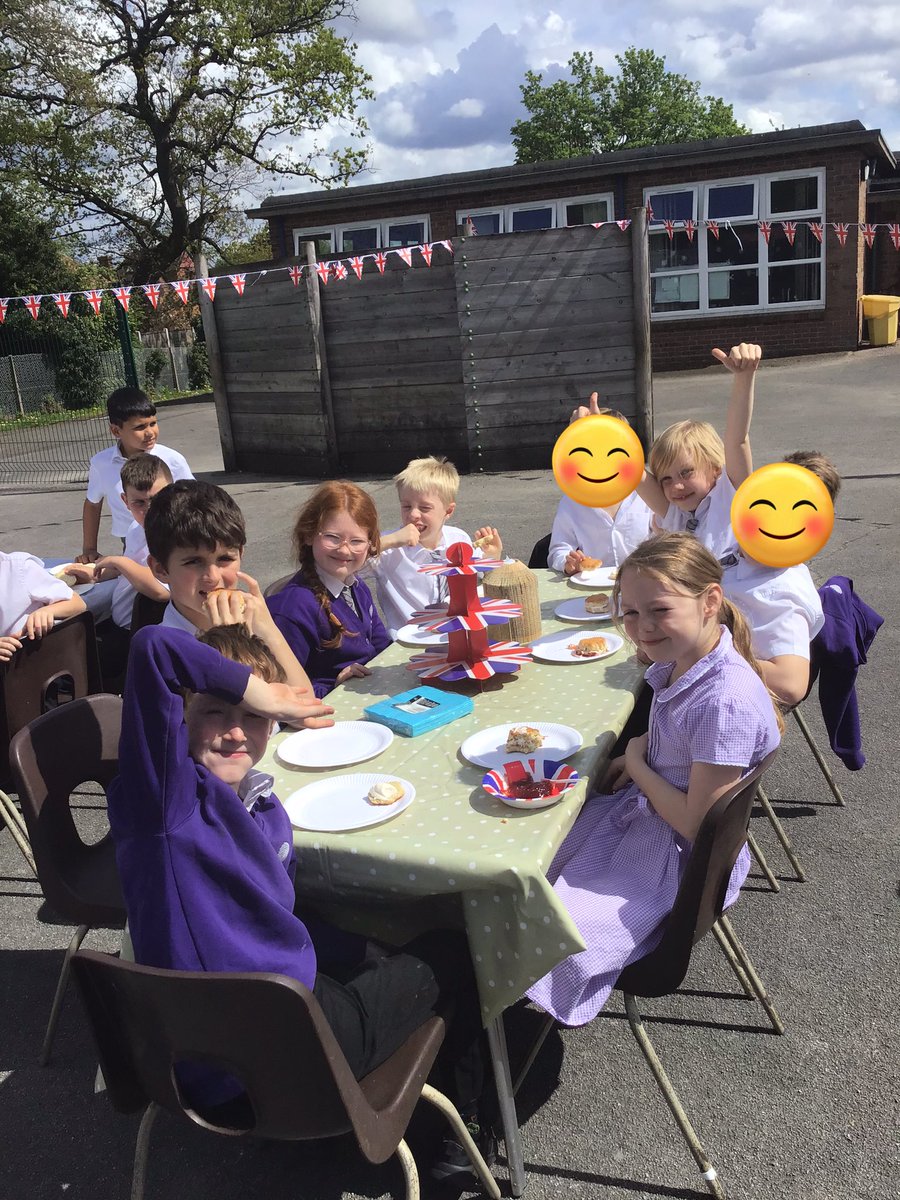 MrHunt1206's tweet photo. @RowParkAcademy Coronation Day celebrations concluded in traditional fashion with a delicious Cream Tea picnic for the whole school! 🇬🇧🫖 https://t.co/eW3NeGcqdD