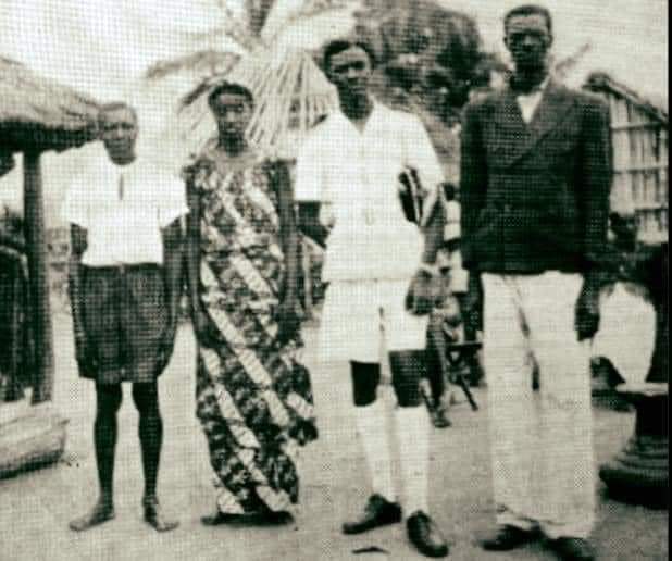 Tolonge's tweet image. Décembre 1952 à Onalua: Patrice Lumumba en culotte blanche, sa mère Julienne Amato, son père François Tolenga et son oncle Ferdinand Kalema, #Lumumba #Rdc #Congo