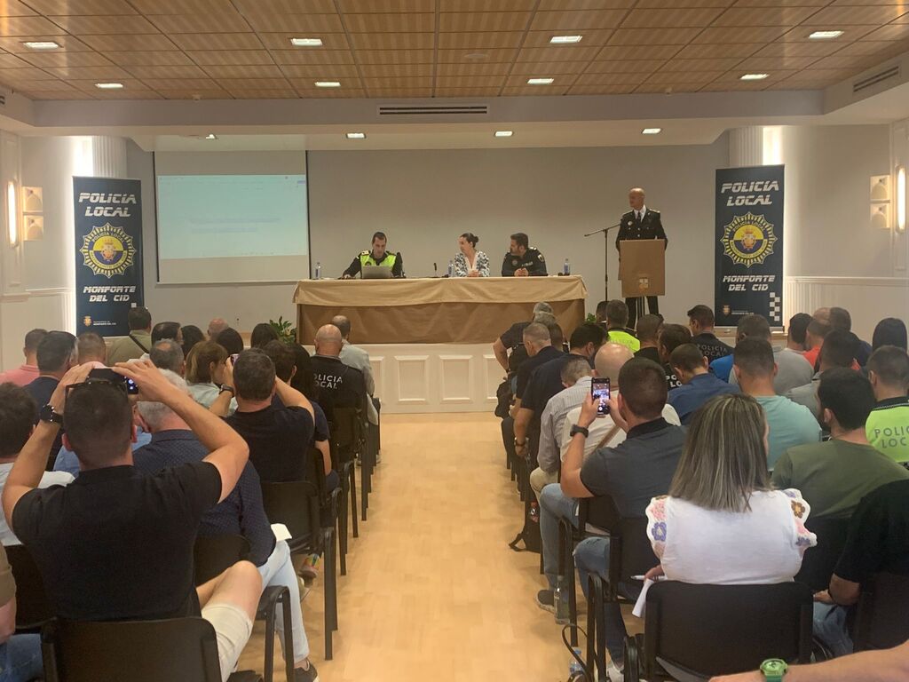 I Jornadas Formativas de la policía local de Monforte del Cid sobre la ocupación ilegal de inmuebles y aspectos prácticos para el trabajo policial. 
Agradecer a los ponentes Consuelo María Martínez, Juan Carlos Sola y Francisco Martínez por aclarar aspec… instagr.am/p/Cr3XadBIFbk/