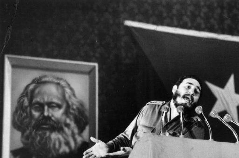 Que día tan transcendental para celebrar el día del ploretariado como hoy! 
"Y cuando nosotros hablamos de ciencia política y de ciencia revolucionaria, nos estamos refiriendo a la única ciencia política y a la única ciencia revolucionaria verdadera, que es el marxismo".
Fidel.