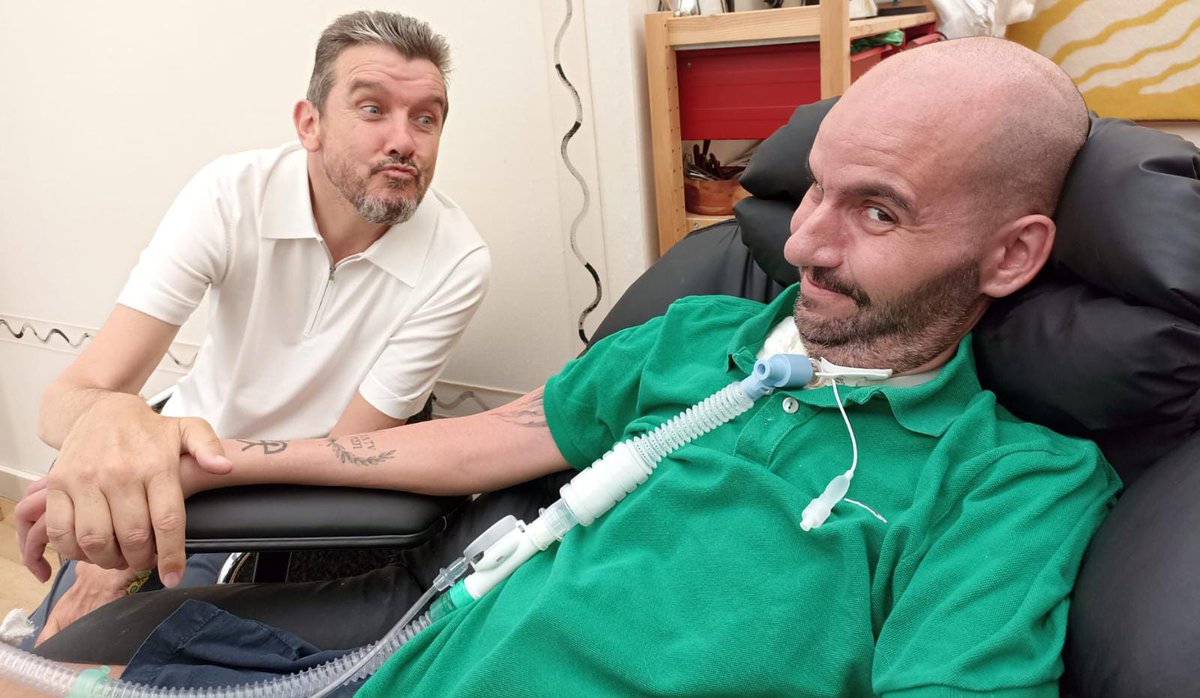 Yo he vivido la etapa de la enfermedad en la que ahora está Unzué.

Aunque vaya sentado todo el día como un vago, el desgaste de energía que produce la ELA es enorme.

Es de admirar todo el trabajo físico y psicológico que está haciendo por los enfermos de ELA.

I ♥️ Míster