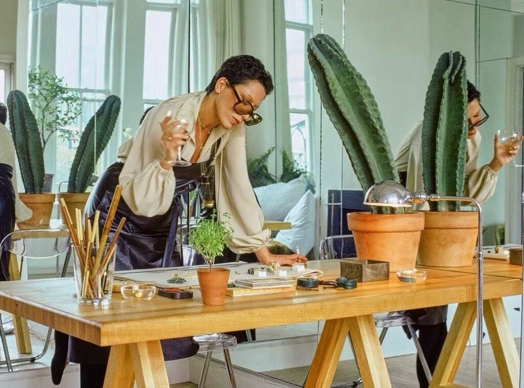 Elsa Peretti in her NYC studio (1974)

#fellowmoodboard instagr.am/p/Cr3ap-HOLv1/