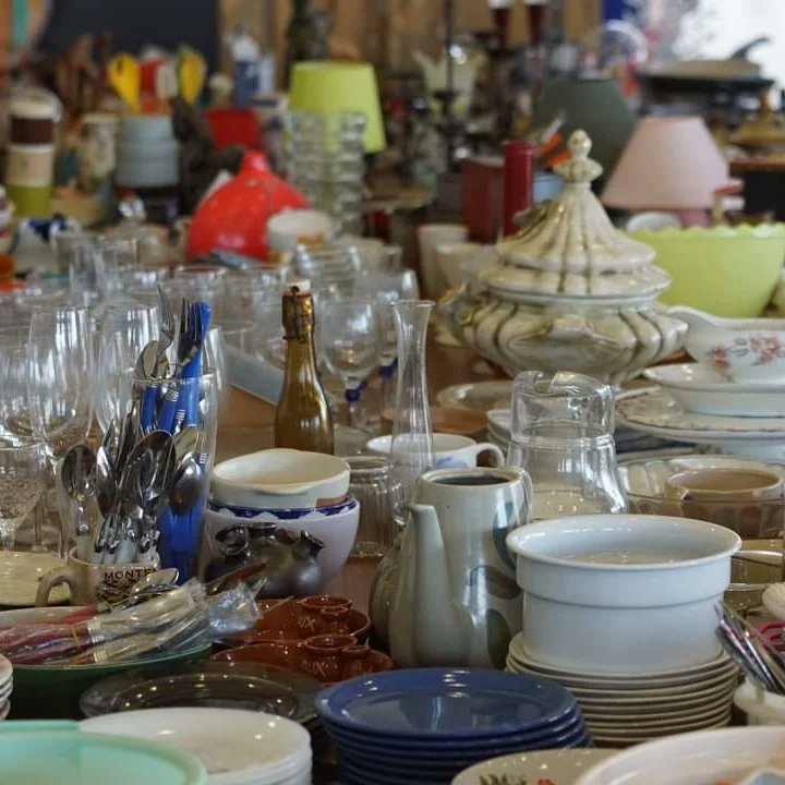 Aujourd'hui a lieu l'inauguration du Magasin pour Rien à la Maison de Fontaine Martel.
Mis en place par l'Espace Arc en Ciel et ses bénévoles, il ouvrira ses portes dès demain de 10h à 18h. 
Chaque personne peut venir y choisir trois articles gratuitement jusqu'au samedi 20 mai.