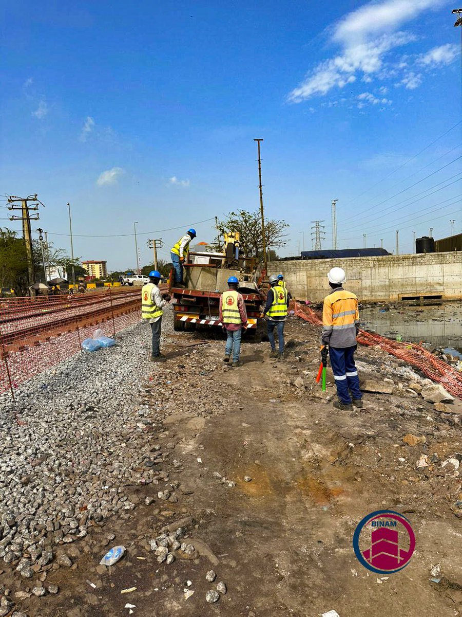 binam_guinee's tweet photo. Nous sommes engagées à respecter les normes les plus strictes en matière de santé et de sécurité sur le chantier de construction du parc Citoyen de Conakry. 

#binam #Construction #Guinee #parccitoyen #conakry https://t.co/q6slTIhip3