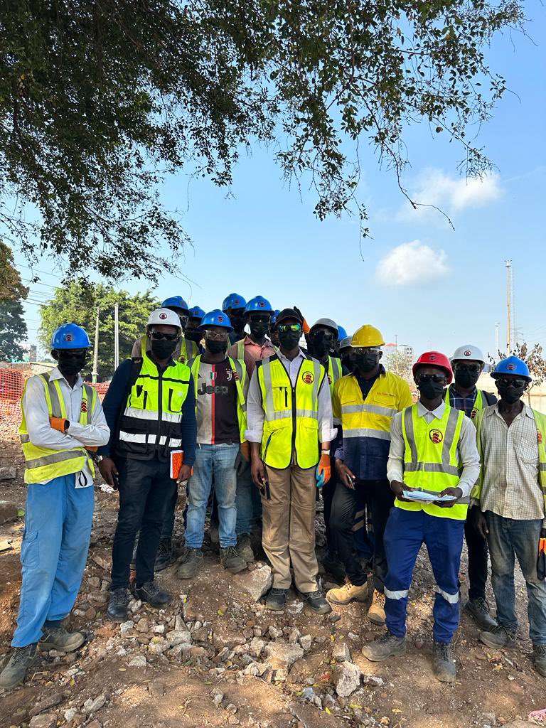 binam_guinee's tweet photo. Nous sommes engagées à respecter les normes les plus strictes en matière de santé et de sécurité sur le chantier de construction du parc Citoyen de Conakry. 

#binam #Construction #Guinee #parccitoyen #conakry https://t.co/q6slTIhip3