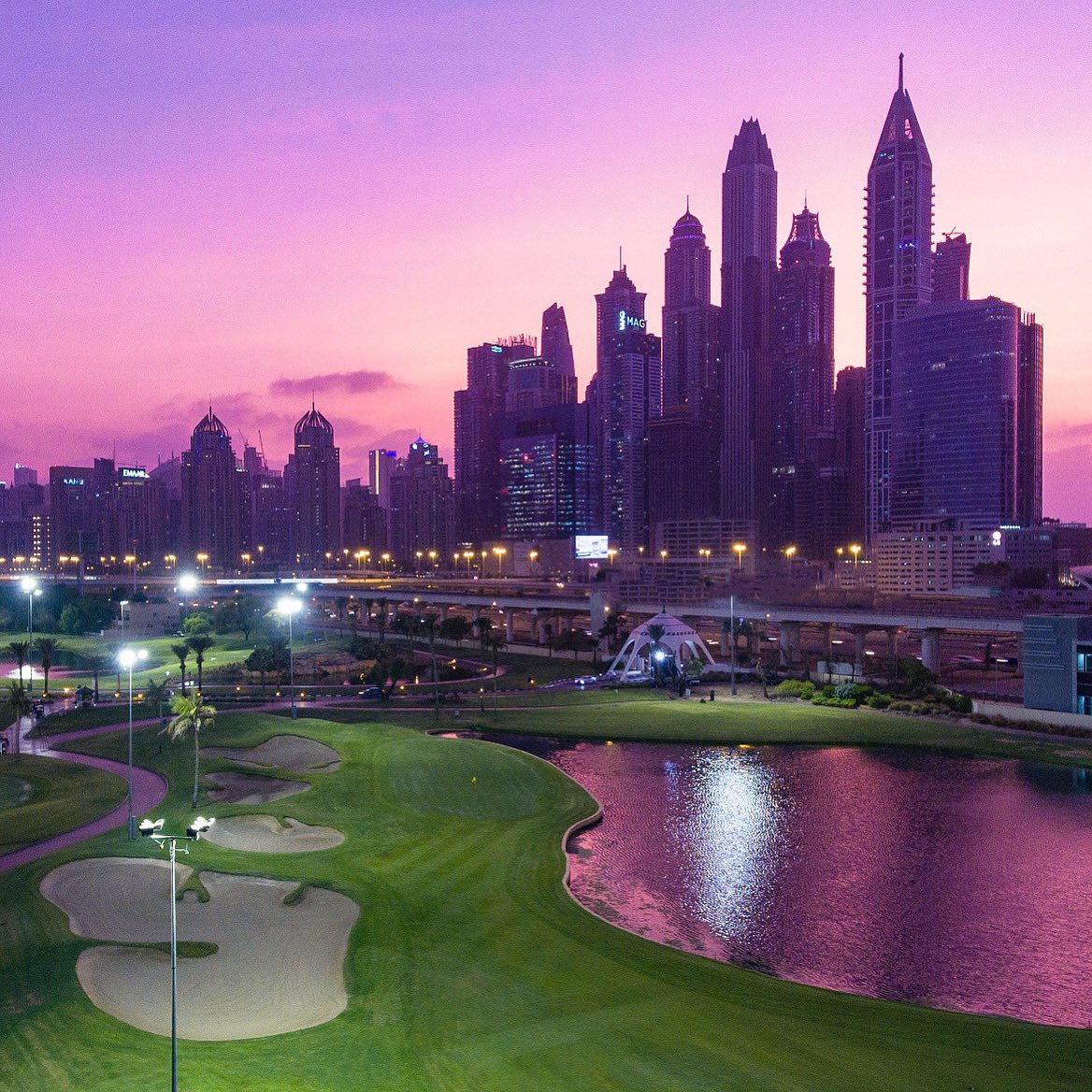 Another day is gone! Are you ready for this weekend of #golf? #emiratesgolfclub #golfclub #golfer #sunset #dubai
