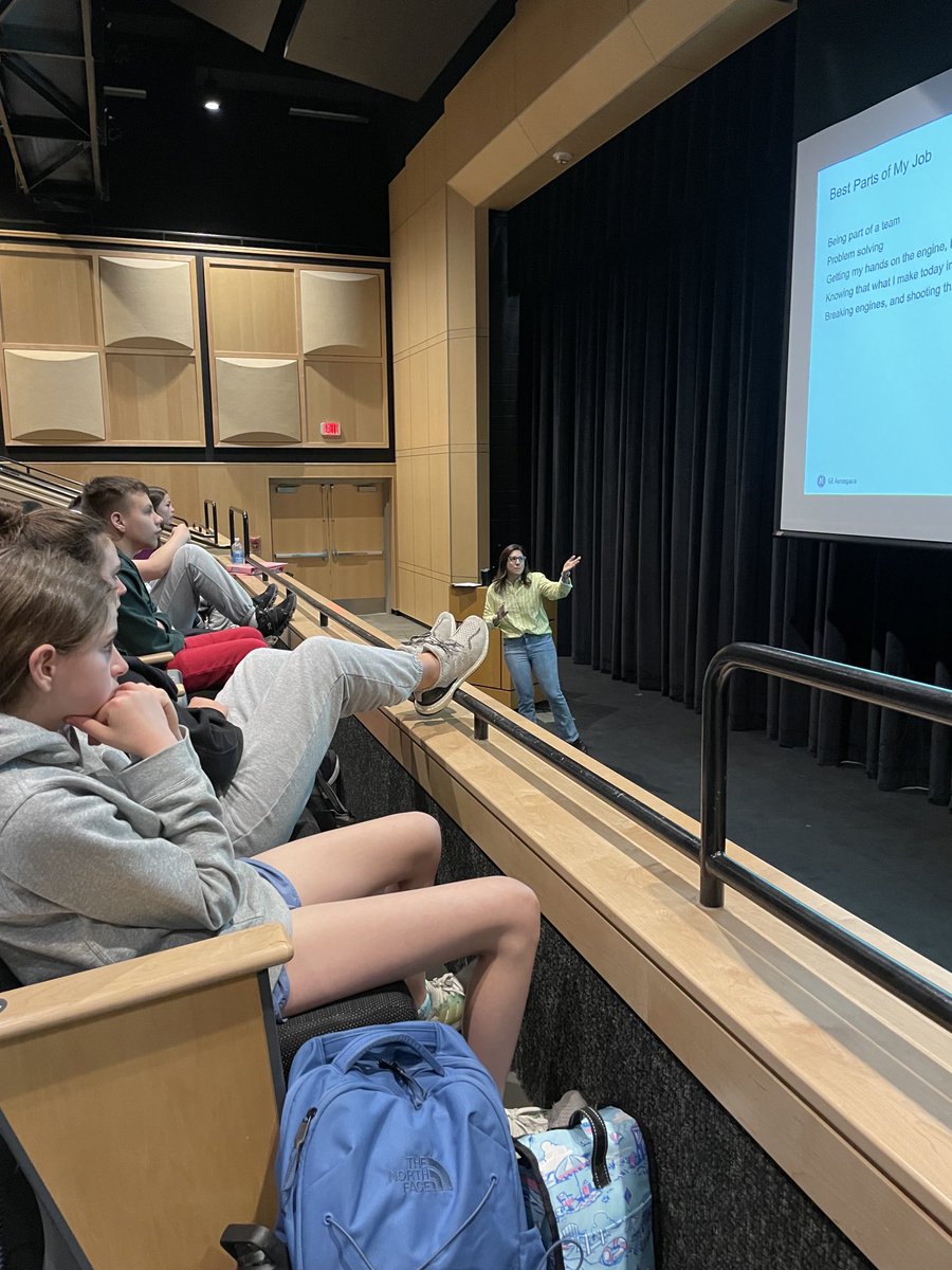 CoachHenry2's tweet image. Special guest today for our 7th and 8th grade STEM students. Exploring aviation engineering! ⁦@MrsCoyneAP⁩ ⁦@Duxbury_MS⁩ ⁦@duxstem⁩