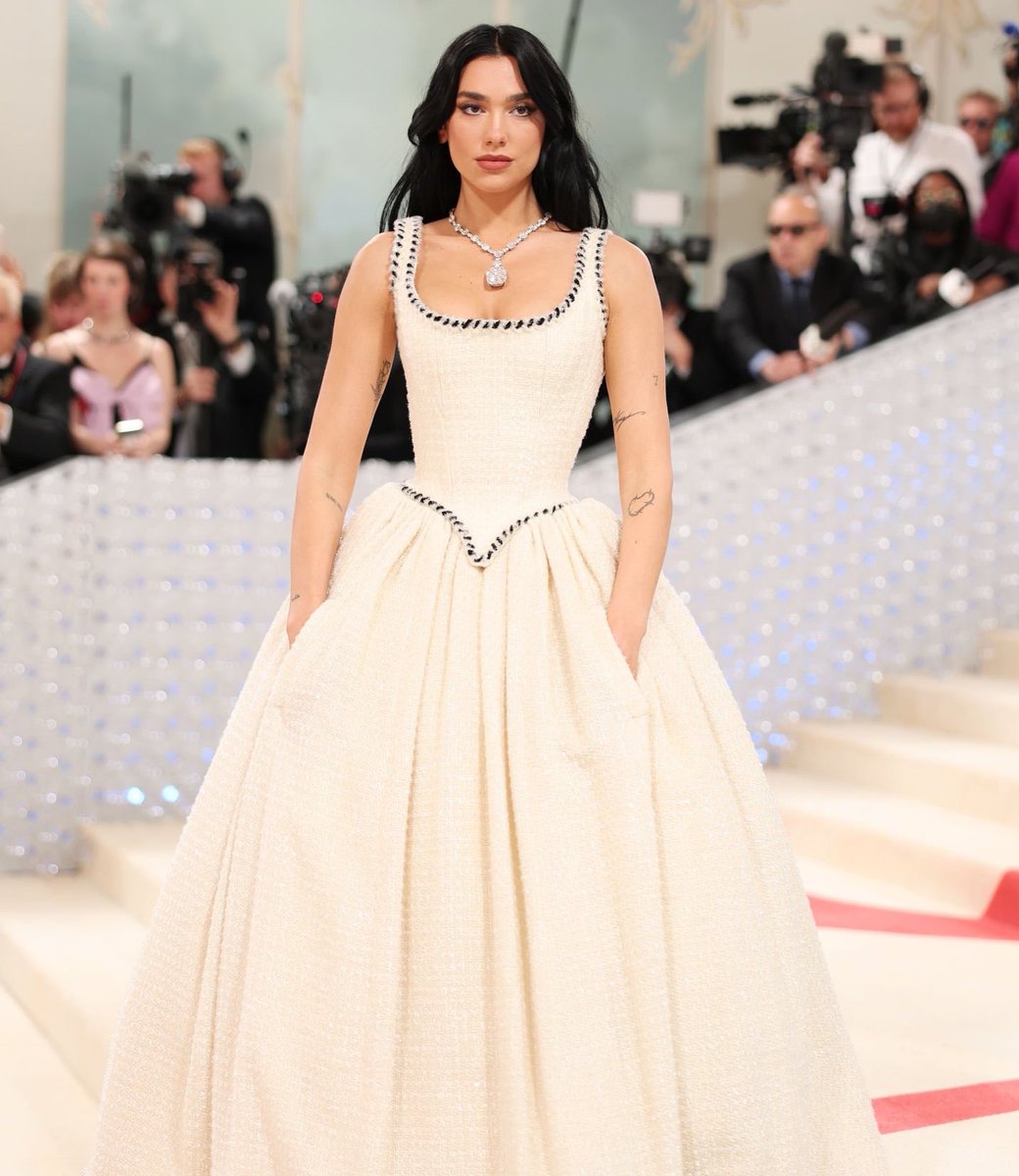 Dua Lipa Hungary (Fan) tweet media