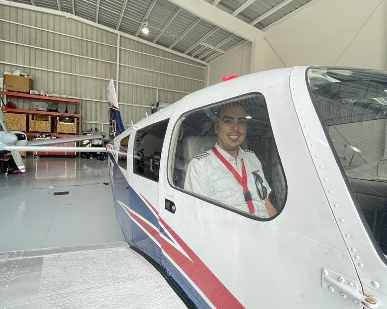 PhoenixEast's tweet image. Live and on the flight line... our #PiperSenecas are ready to seize the skies! ✈️

Everyone welcome Reny Alonso Kihien Boluarte. He is a new student from Peru and the first to be enrolled in completing his Multi Engine Add-On in one of our modernized Piper Senecas!

#piperplane