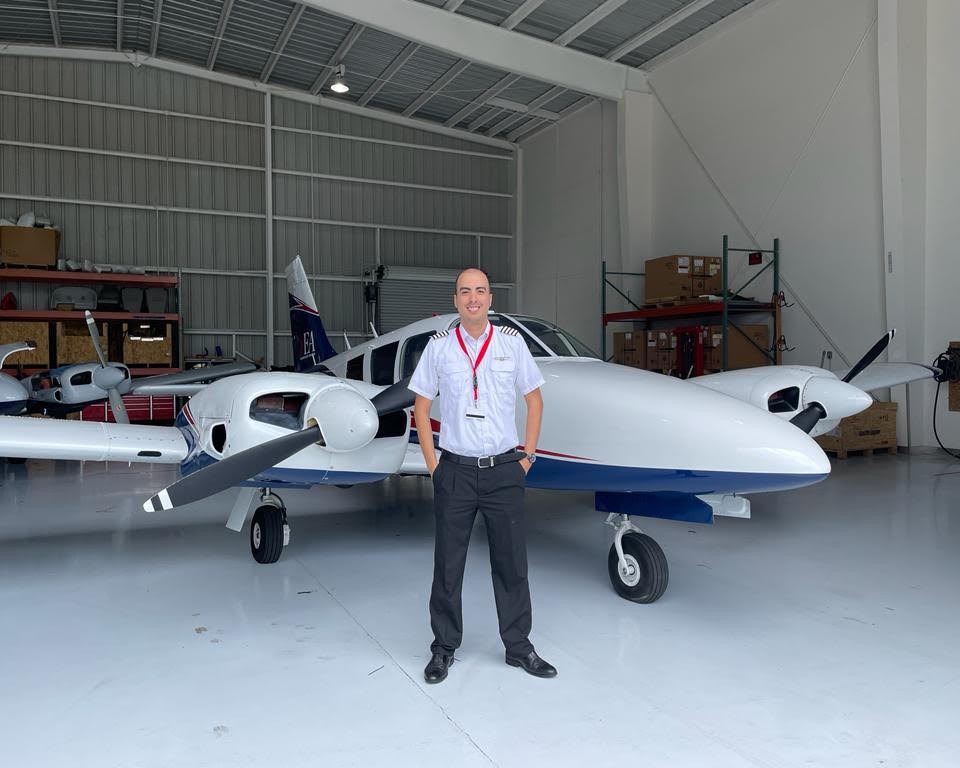 PhoenixEast's tweet image. Live and on the flight line... our #PiperSenecas are ready to seize the skies! ✈️

Everyone welcome Reny Alonso Kihien Boluarte. He is a new student from Peru and the first to be enrolled in completing his Multi Engine Add-On in one of our modernized Piper Senecas!

#piperplane