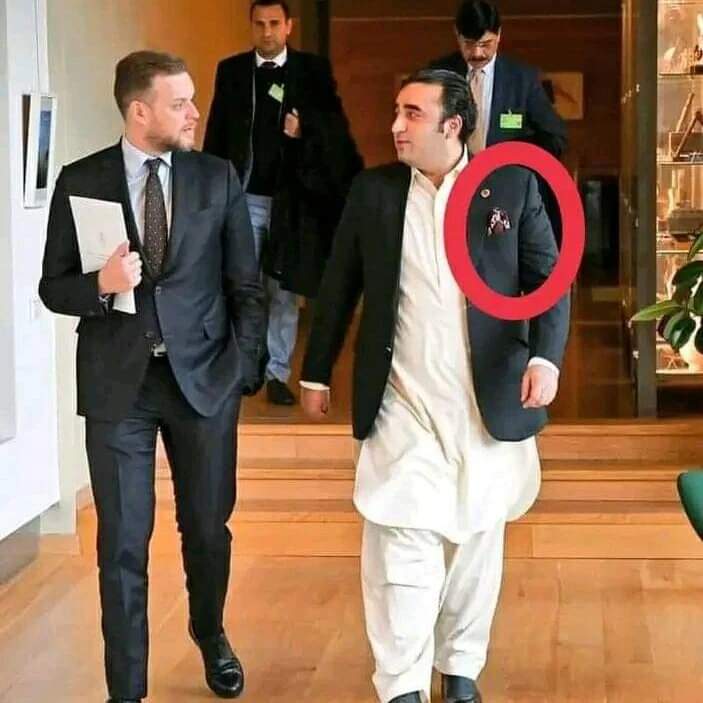 RanajeeISI's tweet photo. سندھ پنجاب کے پی کے کے یوتھیوں بھارت میں بلاول بھٹو کے سر کی قیمت 
ایک کروڑ روپے ہے ۔۔۔ لیکن سر پر بالٹی ڈال کر نہیں گیا ۔۔۔ سینہ تان کر پاکستان دشمنوں کے سینے پر مونگ دل رہا ہے ۔🇵🇰❤🇱🇾بلاول بھٹو کے قدموں کے نیچے دشمن کی سر زمین اور یوتھیوں کے لیڈر  💂 https://t.co/ZvrDuvDfPI