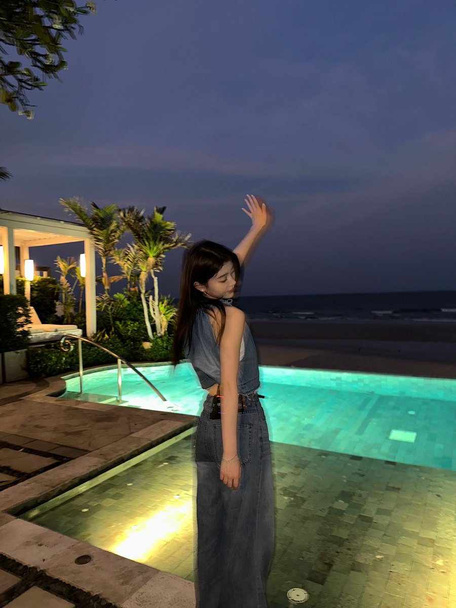 xiaotingfeed's tweet image. xiaoting's fave pose