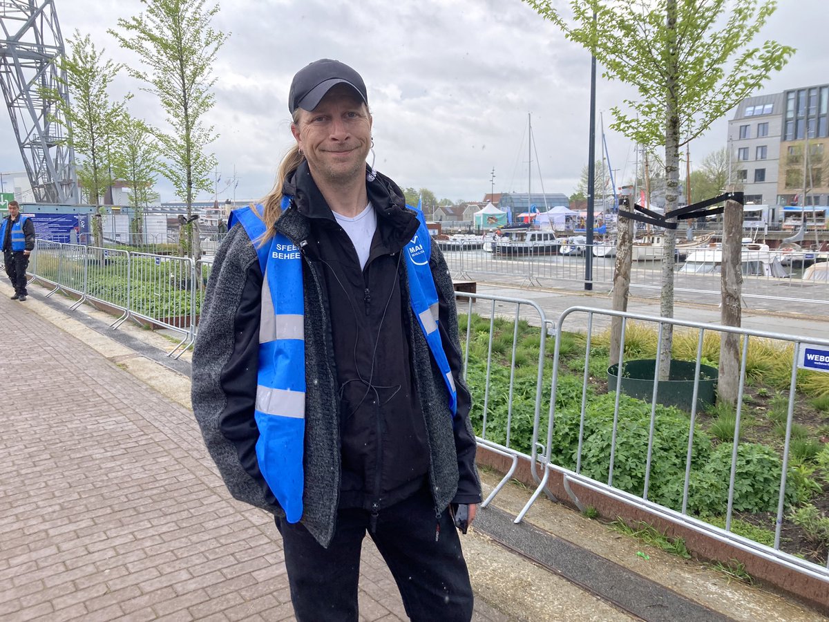SimoneGideonse's tweet photo. Marc uit Goes is voor de eerste keer beveiliger op het festival. #bf2023 #vlissingen #omroepzeeland https://t.co/xQ4etxIXxK