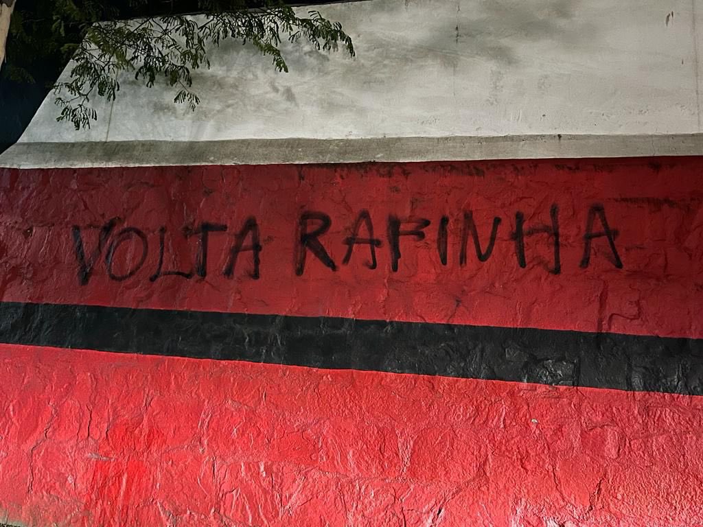 futebol_info's tweet photo. Muro da Gávea, sede do Flamengo, foi pichado nesta madrugada:

"Time sem liderança"
"Volta, Rafinha"

🗞 | 📸 @venecasagrande https://t.co/wrILjUtFeq