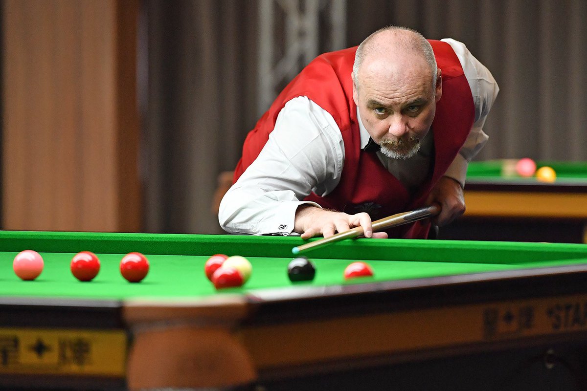 World Seniors Finals - both Darren Morgan and Phil Willians in action this evening at the Crucible, Sheffield. Coverage from 7pm in the BBC Red Button. #SeniorsSnooker #bbcsnooker