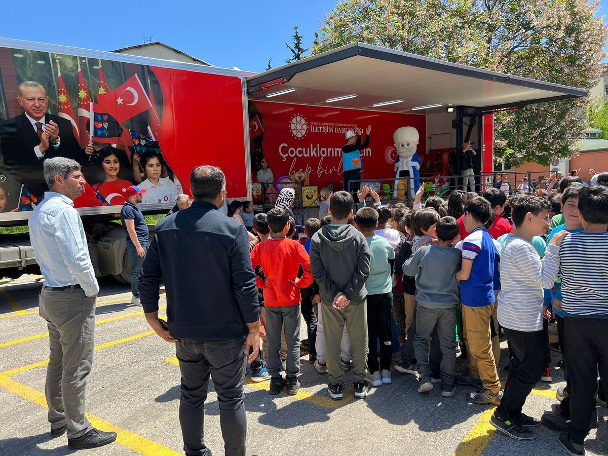 bespinarkampi's tweet photo. Cumhurbaşkanlığı iletişim başkanlığı tarafından organize edilen Deprem Bölgesi Çocuk Etkinlik Tırı ilimiz Borsa İstanbul İlkokulunda animasyon gösterisi ve çeşitli etkinlikleri gerçekleştirdi. https://t.co/nBiz46jmhQ