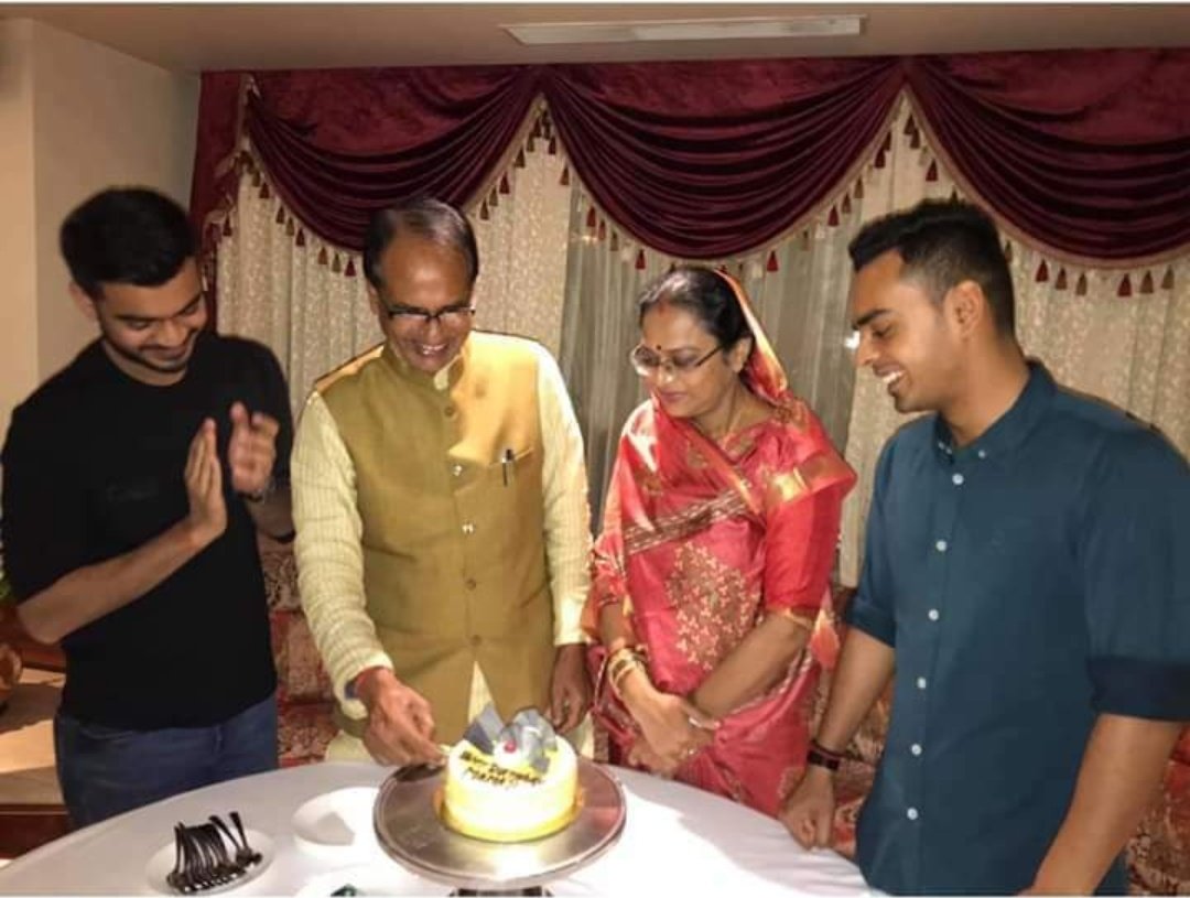 Rahulkumarshri's tweet photo. श्री @ChouhanShivraj जी एवं श्रीमती @SadhnaShivraj जी आप दोनों को परिणय पर्व पर 32000 #NHM संविदा कर्मचारियों की तरफ़ से हार्दिक शुभकामनाएं।
इस उम्मीद के साथ कि आप भी हमारे बेहतर भविष्य के लिए इस शुभ अवसर पर 5 जून 2018 की संविदा नीति लागू कर देंगे 
#एनएचएम_5जून_2018_संविदा_नीति https://t.co/qvLRq1XUbz
