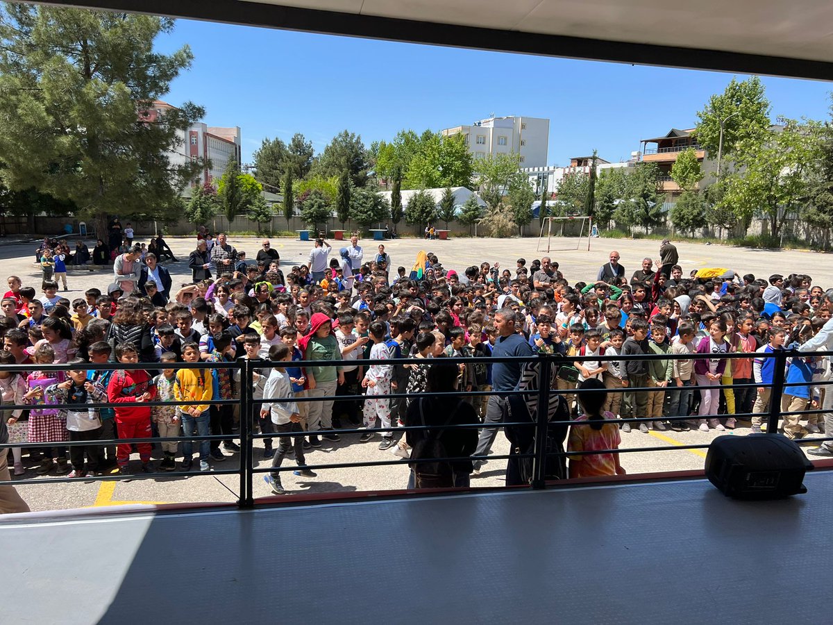 bespinarkampi's tweet photo. Cumhurbaşkanlığı iletişim başkanlığı tarafından organize edilen Deprem Bölgesi Çocuk Etkinlik Tırı ilimiz Borsa İstanbul İlkokulunda animasyon gösterisi ve çeşitli etkinlikleri gerçekleştirdi. https://t.co/nBiz46jmhQ