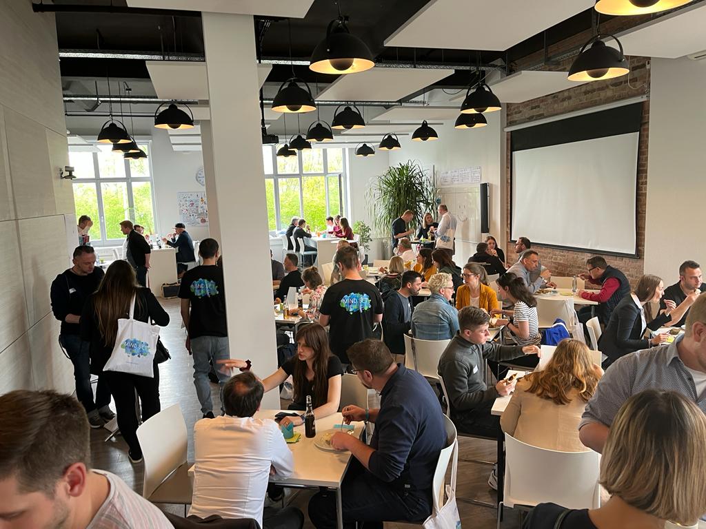 MindsetMeetup's tweet photo. Nach intensiven Vormittags-Sessions ist es Zeit für eine Pause! 

Zeit zum Netzwerken, Austauschen oder einfach nur zum Entspannen beim Mittagessen. 

#mindsetmeetup #stayagile 💙💚 https://t.co/1VSVJ7vzjR
