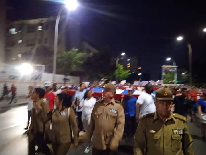 Los hombres y mujeres de las Fuerzas Armadas en el desfile... desfilando como parte del pueblo al que se deben!
